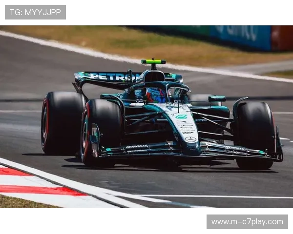 梅赛德斯分散风险策略见效，安东内利软胎冲刺拉塞尔稳守