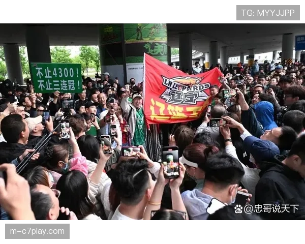 辽宁男篮返回沈阳，数千名球迷深夜在机场迎接冠军归来